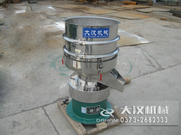涂料過濾振動(dòng)篩：利用振動(dòng)電機(jī)的振動(dòng)力帶動(dòng)物料在篩網(wǎng)上進(jìn)行篩分，從而利用篩網(wǎng)孔徑的大小不同，完成涂料的分級(jí)，除雜等篩分目的。