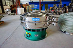 1200型三次元振動(dòng)篩，產(chǎn)量可達(dá)2100kg/h。